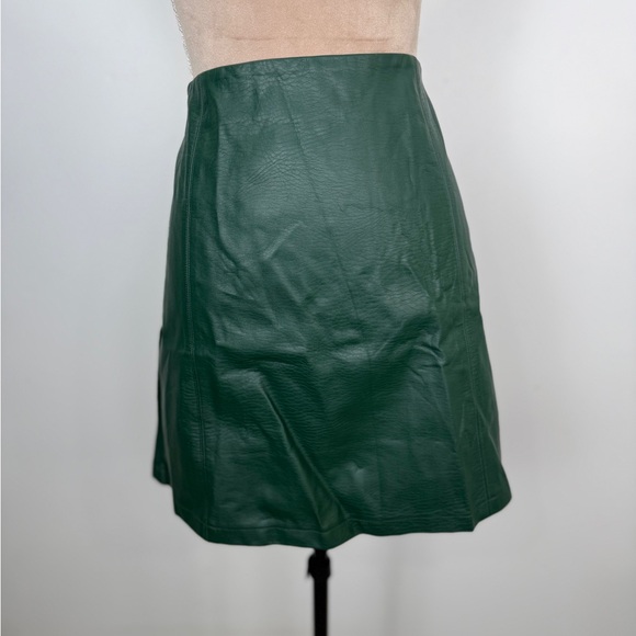 harper heritage Dresses & Skirts - Elegant Green Leather Mini Skirt